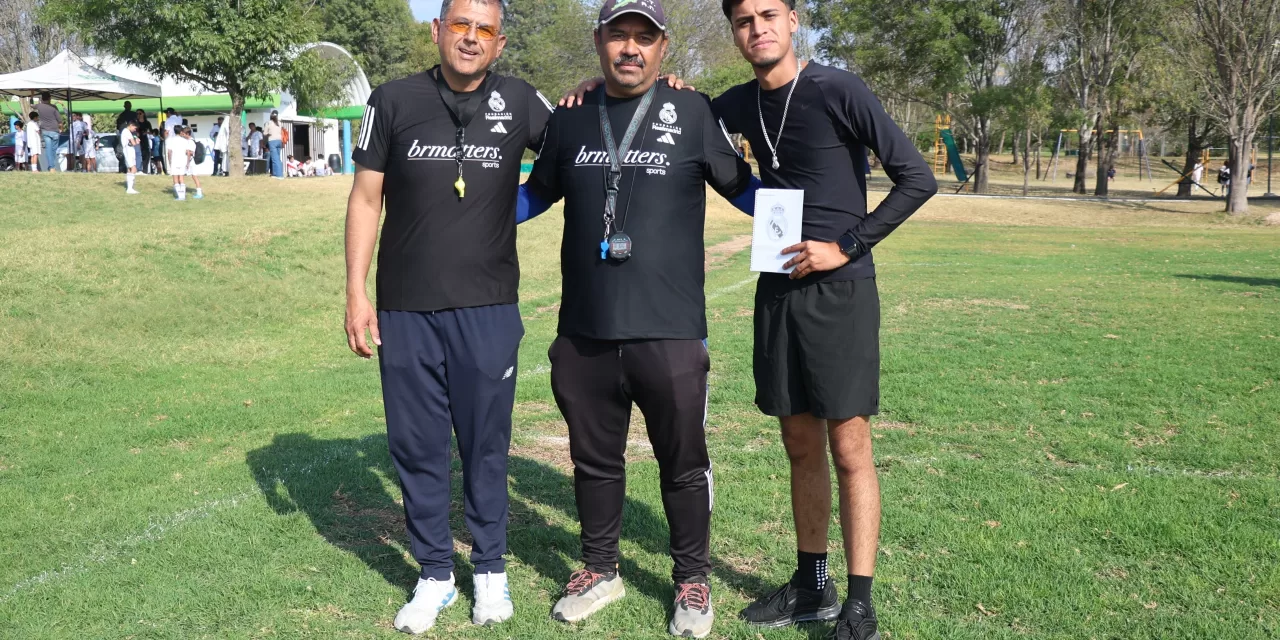 Entrenadores de las escuelas del deporte se capacitan en clínica especializada de futbol
