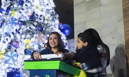 Tere y Aurora Jiménez encienden la luz de la navidad con el árbol del DIF estatal
