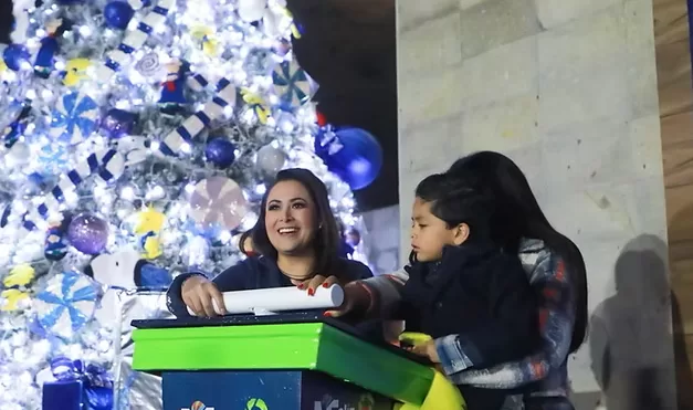 Tere y Aurora Jiménez encienden la luz de la navidad con el árbol del DIF estatal