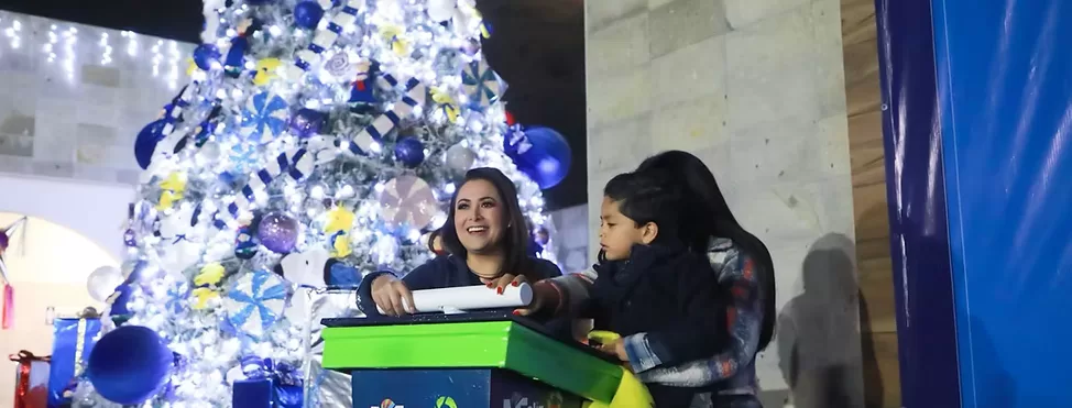 Tere y Aurora Jiménez encienden la luz de la navidad con el árbol del DIF estatal