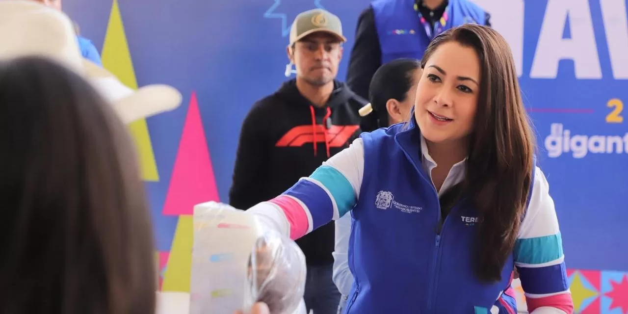 TERE JIMÉNEZ COMPARTE ALEGRÍA Y REGALOS NAVIDEÑOS CON FAMILIAS DE CALVILLO Y AGUASCALIENTES